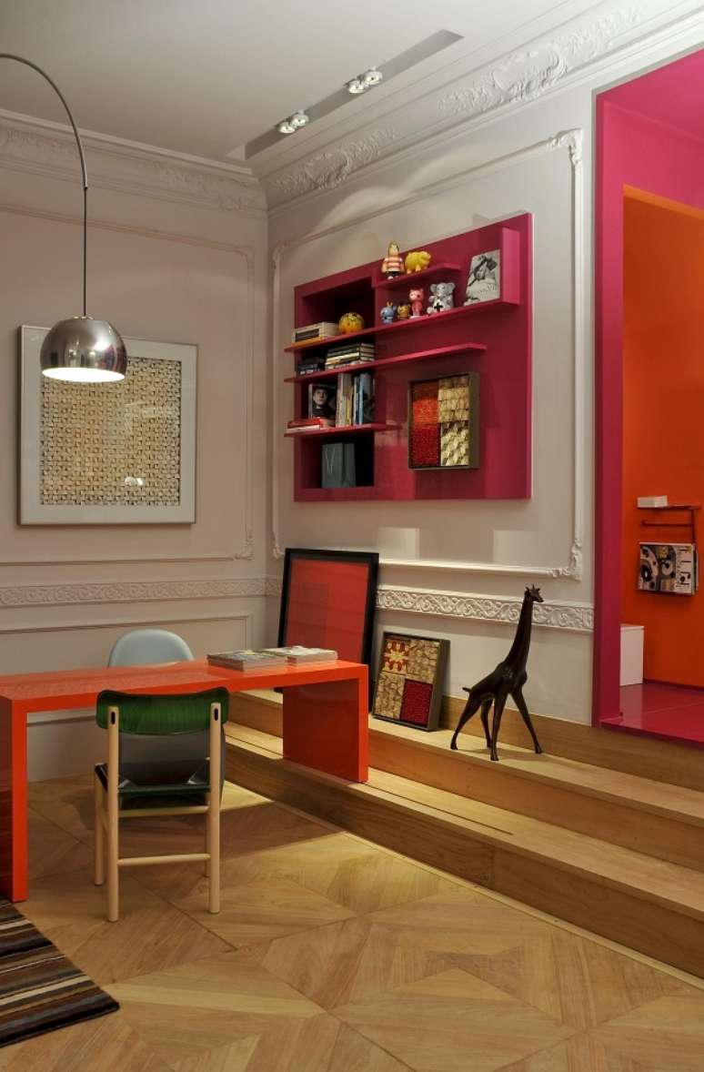 33. Escrit&oacute;rio decorado em tons de laranja e rosa &ndash; Foto Antonio Ferreira junior e mario celso Bernardes