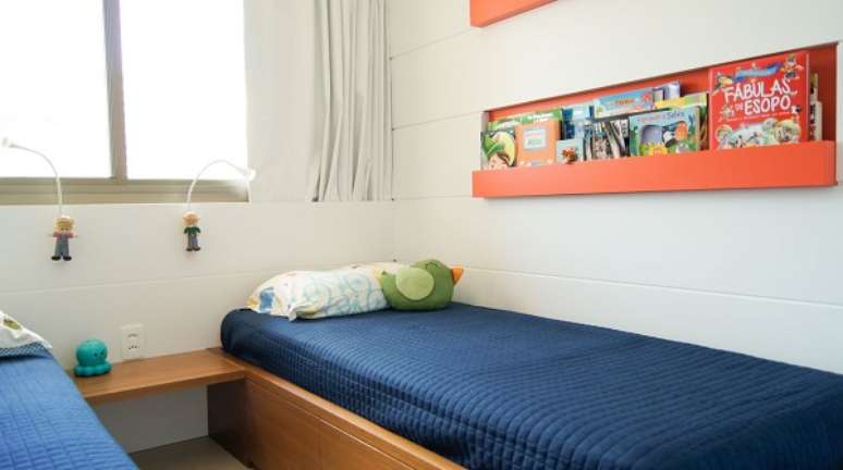 24. Quarto infantil com m&oacute;veis em tons de laranja -Foto Erik Matsumoto