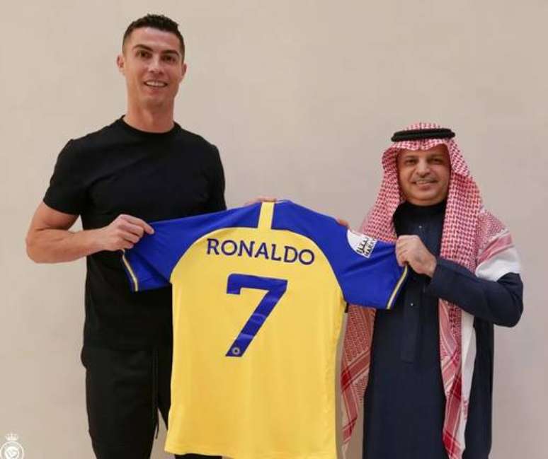 Cristiano Ronaldo assina com Al-Nassr até 2025, afirma jornal - RIC Mais