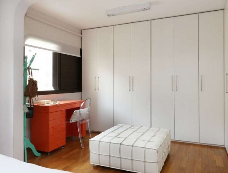 25. Quarto com m&oacute;veis em tons de laranja &ndash; Foto Maira Marchio