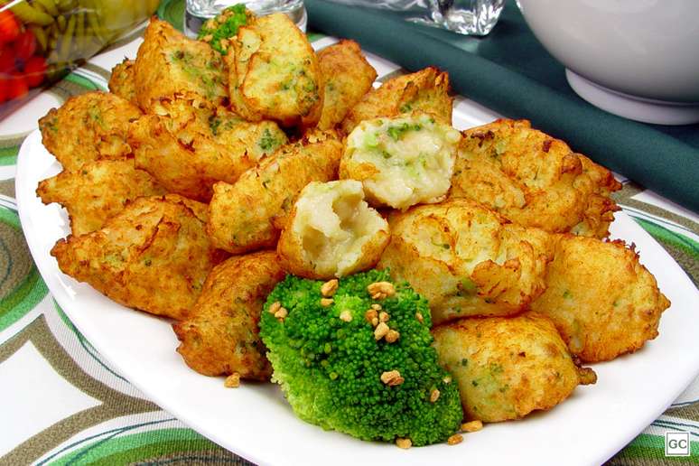 Bolinho de bacalhau crocante com alho e br&oacute;colis