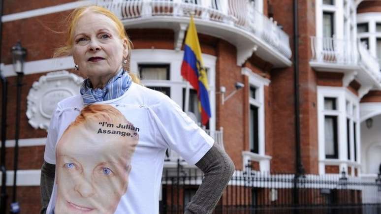 Em 2012, Vivienne Westwood se dirigiu à embaixada do Equador em Londres para visitar o fundador do Wikileaks, Julian Assange