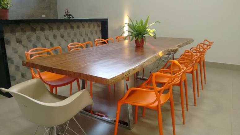 16. Sala de jantar com cadeiras em tons de laranja &ndash; Foto Ryasi Madeira Design