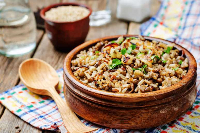 Arroz com lentilhas e cebola caramelizada
