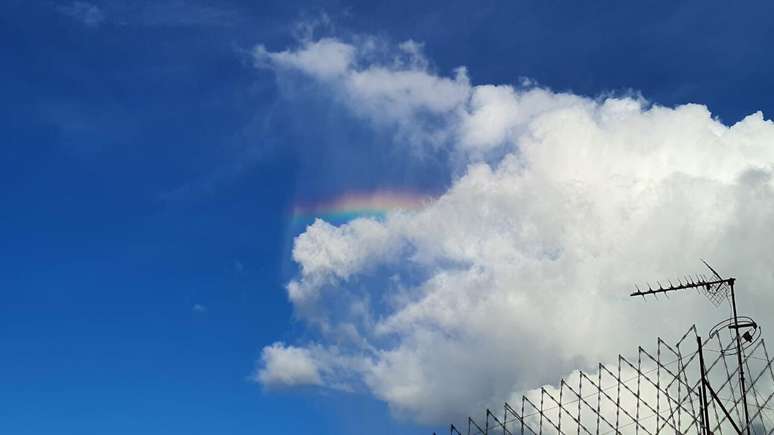 Fenômeno de nuvem de arco-íris de fogo é um fenômeno natural chamado  irisação ou iridescência