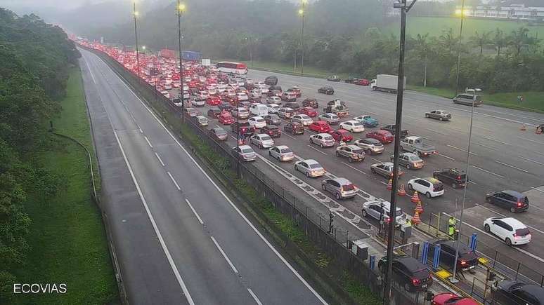 Motoristas enfrentam congestionamento e trânsito intenso na Rodovia Anchieta durante esta sexta-feira, 30, às vésperas do réveillon