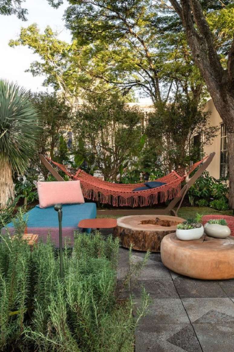 22. Quintal com sof&aacute; para &aacute;rea externa com rede laranja &ndash; Foto Casa de Valentina