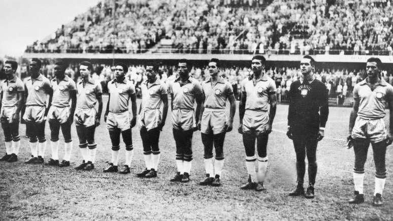 Seleção brasileira na Copa de 1958; Pelé é o terceiro, da esquerda para a direita da foto