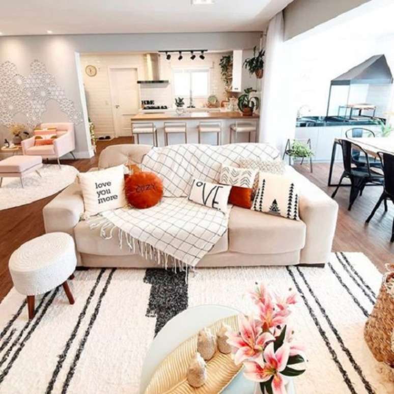 4. Sof&aacute; com manta e almofadas laranjas &ndash; Foto Mbly