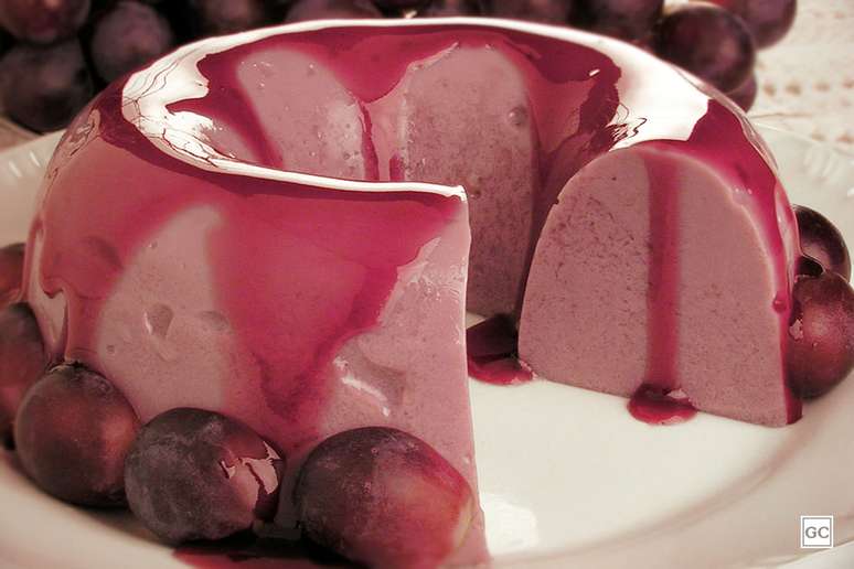 Flan de uva com calda de vinho – Foto: Guia da Cozinha