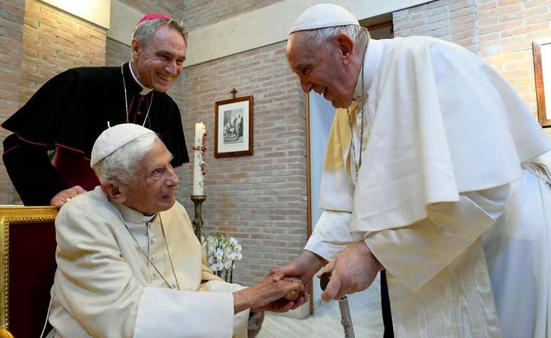 Bento 16 se encontra regularmente com o papa Francisco (à direita)