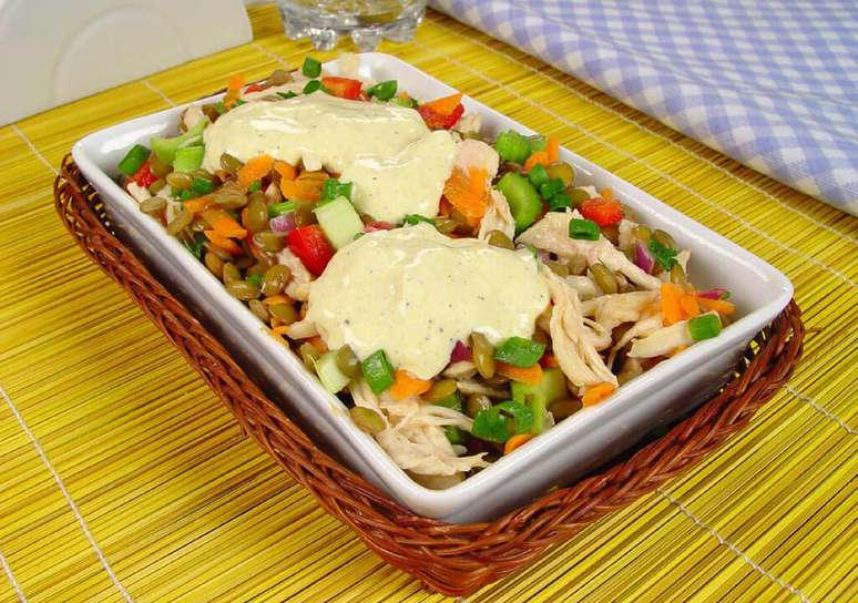 Salada de lentilha com frango desfiado – Foto: Guia da Cozinha