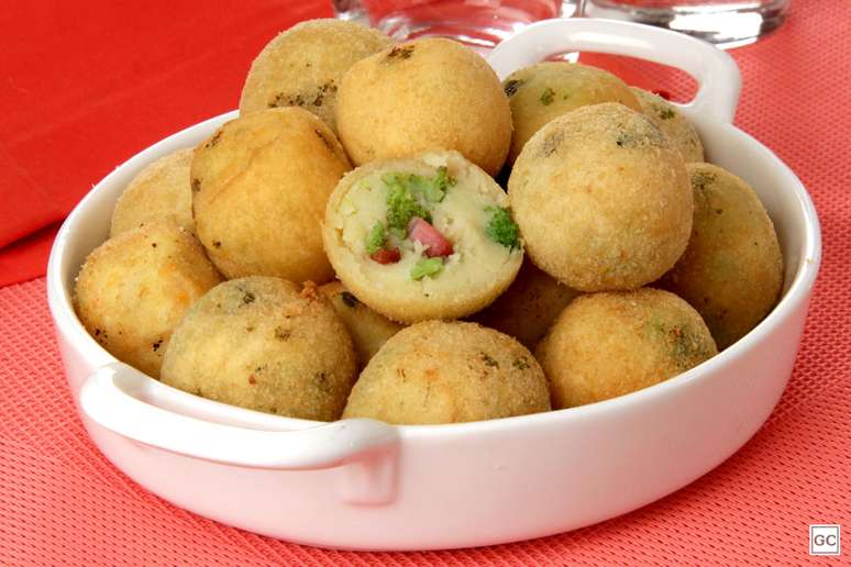 Bolinho de br&oacute;colis e bacon &ndash; Foto: Guia da Cozinha