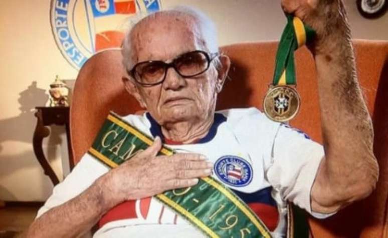 Seu Bené, ex-diretor do Bahia, com faixa e medalha da Taça Brasil, em 1959 (Foto: Divulgação/EC Bahia)