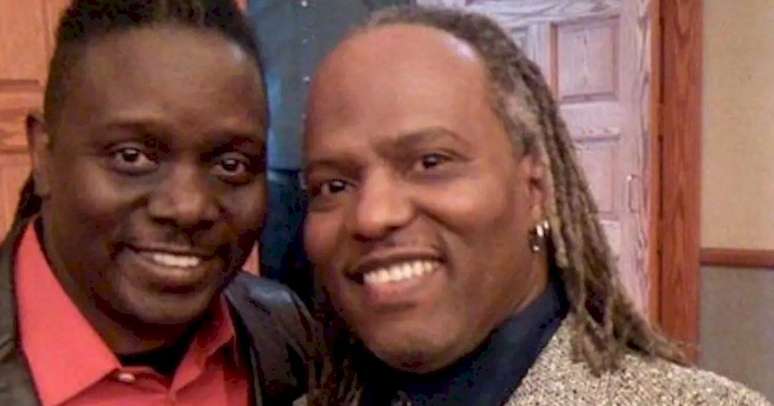 Andrew Woolfok (dir) ao lado de Philip Bailey |