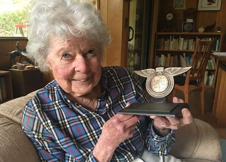 Em foto recente, Virginia Norwood exibe o pr&ecirc;mio concedido a ela pela Sociedade Norte-Americana de Fotogrametria e Teledetec&ccedil;&atilde;o (ASPRS, na sigla em ingl&ecirc;s) em 2021