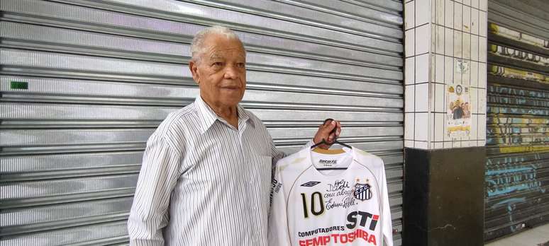 Didi exibe a camisa 10, usada por Pelé no Santos