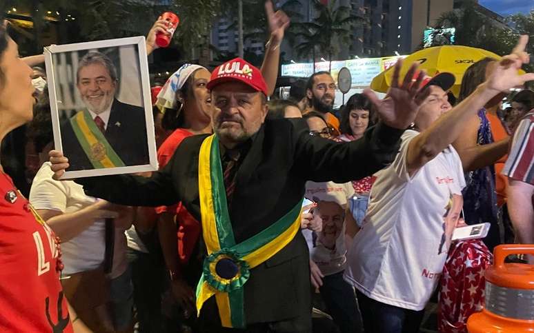 Sósia de Lula diz que passará réveillon com apoiadores à espera de posse presidencial