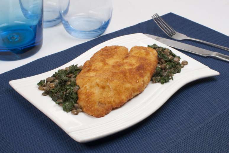 Til&aacute;pia empanada com lentilha e espinafre &ndash; Foto: Guia da Cozinha