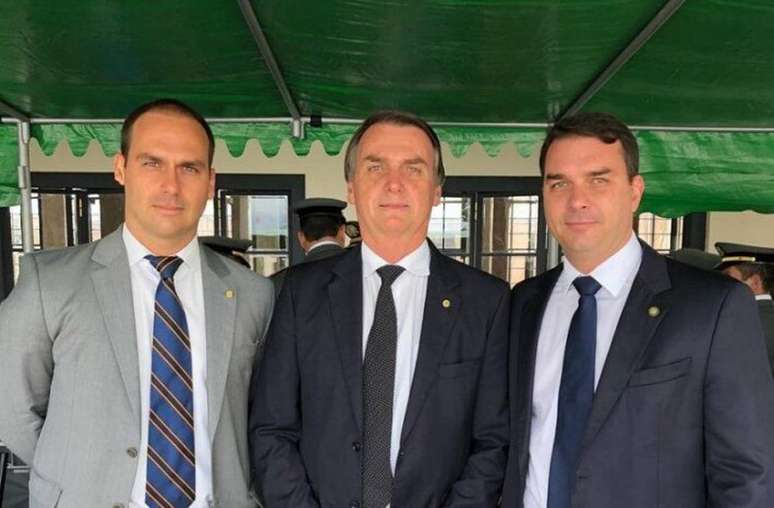 Eduardo Bolsonaro, Jair Bolsonaro e Fl&aacute;vio Bolsonaro.