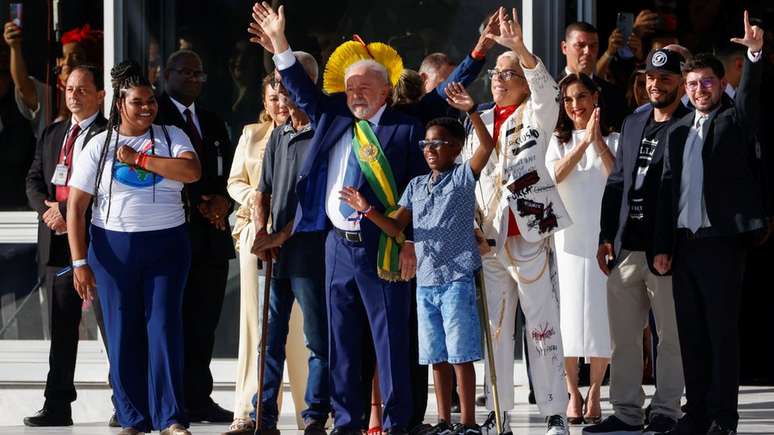 O presidente Lula chorou logo ap&oacute;s receber a faixa de representantes da sociedade brasileira