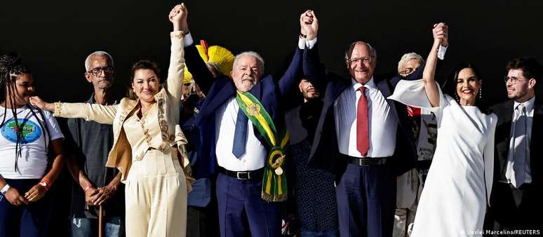 Lula ao lado do vice-presidente Geraldo Alckmin ap&oacute;s receber a faixa