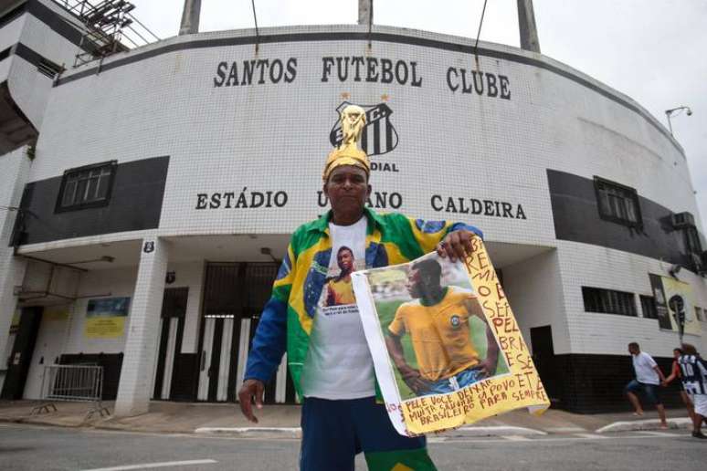Movimentação de torcedores neste domingo, 01, no Estádio Urbano Caldeira, a Vila Belmiro, em Santos, no litoral sul de São Paulo, após a morte do ex-jogador de futebol, Edson Arantes Nascimento, o Pelé.