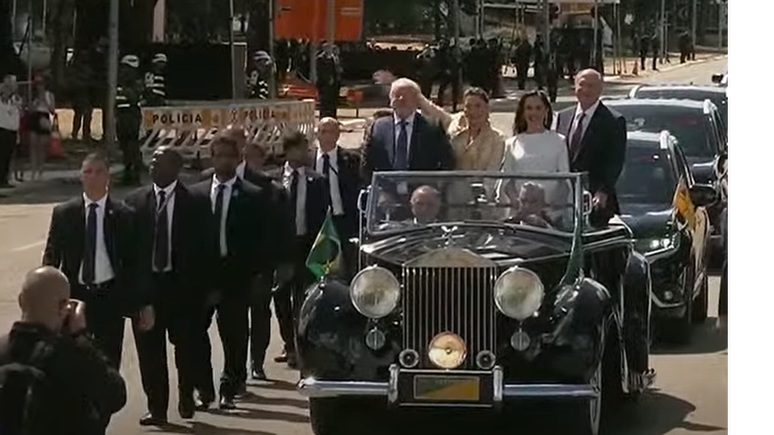 O presidente Lula, a primeira dama Janja, a vice-primeira dama Lu Alcmin e o vice-presidente Geraldo Alckmin em desfile na cerimônia de posse presidencial