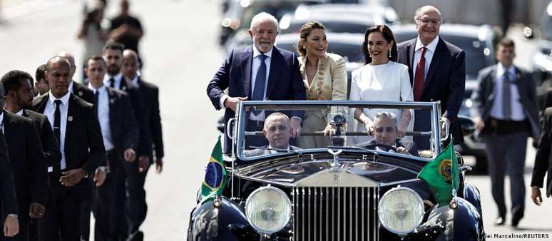 Ao lado de seu vice, Geraldo Alckmin, Lula desfilou em carro aberto a caminho do Congresso, onde tomou posse como o 39&deg; presidente da Rep&uacute;blica.