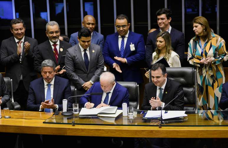 O presidente Luiz Inácio Lula da Silva (PT) assina documentos que oficializam sua posse no Congresso Nacional, neste domingo, 1º de janeiro