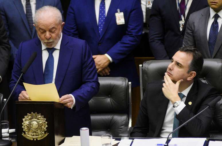 Rodrigo Pacheco, presidente do Senado Federal do Brasil, ouve o discurso do novo presidente do Brasil, Luiz In&aacute;cio Lula da Silva, ap&oacute;s ser empossado no Congresso Nacional, em Bras&iacute;lia
