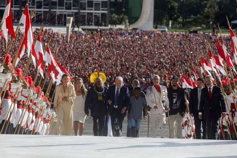 Presidente Luiz Inácio Lula da Silva (PT) sobe rampa do Palácio do Planalto, em Brasília, junto com grupo formado por integrantes da sociedade civil, além da primeira-dama, Janja, e da cadela Resistência, neste domingo, 1º