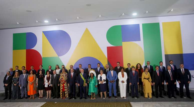 O presidente Luiz Inácio Lula da Silva empossou os 37 ministros do seu governo neste domingo, 1º