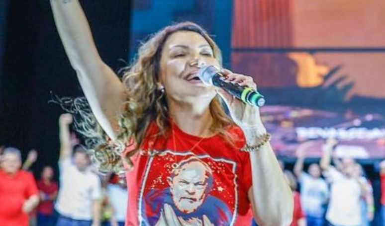 A futura primeira-dama, Janja Silva, tem causado muita expectativa sobre o look que vai utilizar durante a posse do presidente Lula, que acontece neste domingo (01).