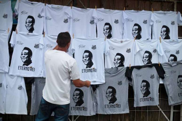 Camisas do Rei compõem a paisagem do entorno da Vila Belmiro.