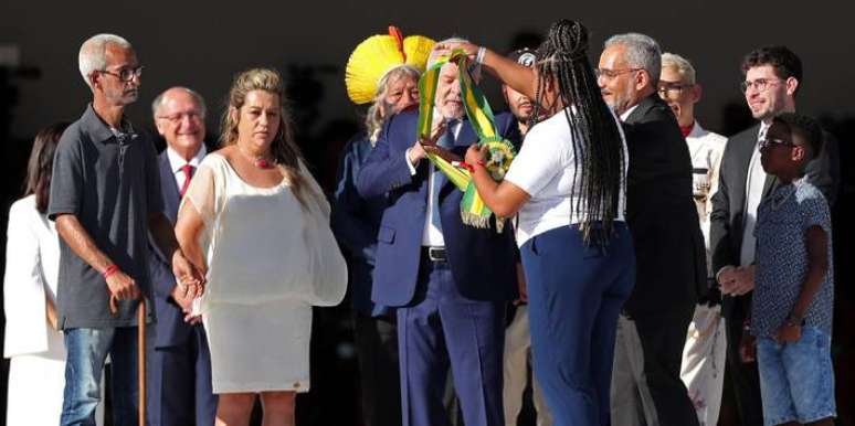 Aline Sousa passa a faixa presidencial para Lula.