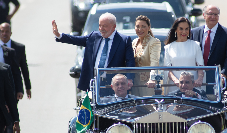 Janja dispensa vestido e usa conjunto de alfaiataria nacional na posse de Lula. Fotos e detalhes do look!.