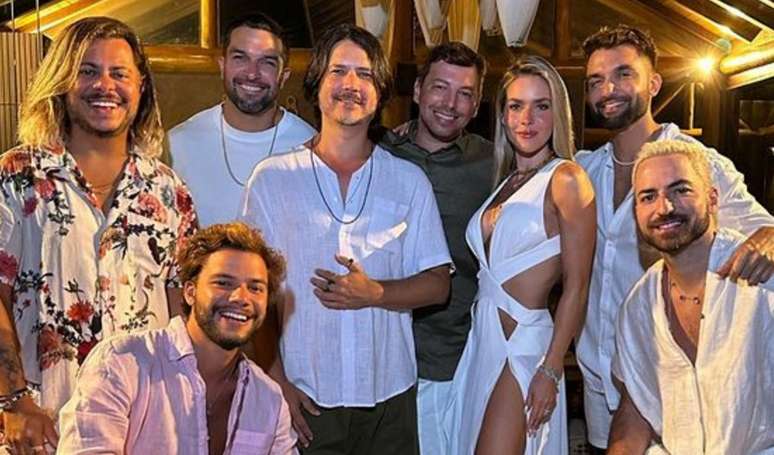 Thales Bretas e o namorado, Silva, passaram o r&eacute;veillon juntos ao lado de amigos como a atriz Monique Alfradique.