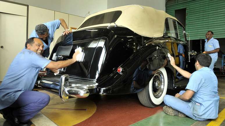 Funcionários fazem a manutenção do Rolls-Royce da Presidência da República, em imagem de 2014