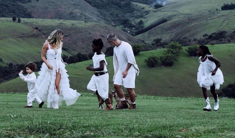 Giovanna Ewbank e Bruno Gagliasso passaram o r&eacute;veillon com os tr&ecirc;s filhos no Rancho D'Montanha.
