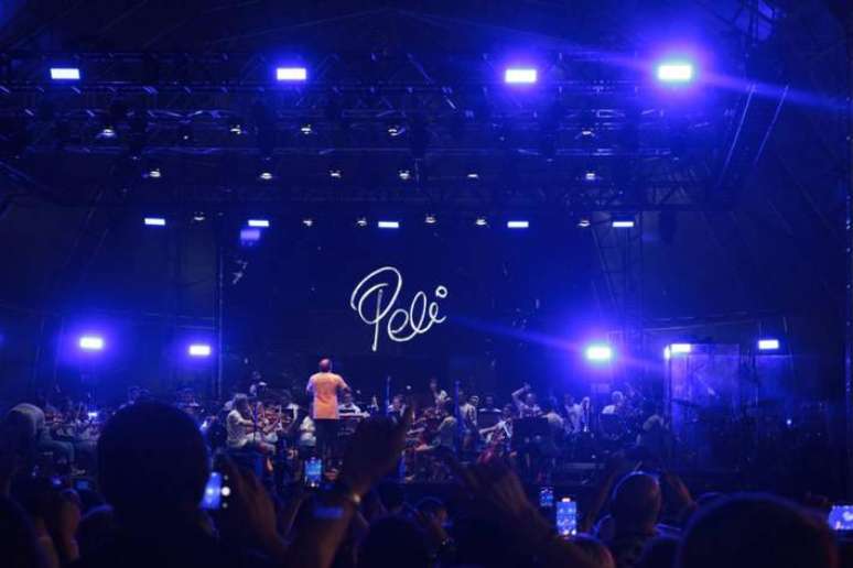 Pel&eacute; recebeu homenagens na festa de fim de ano da cidade de Santos.