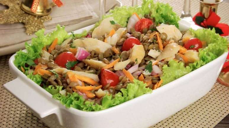 Salada de lentilha com bacalhau e legumes &ndash; Foto: Guia da Cozinha