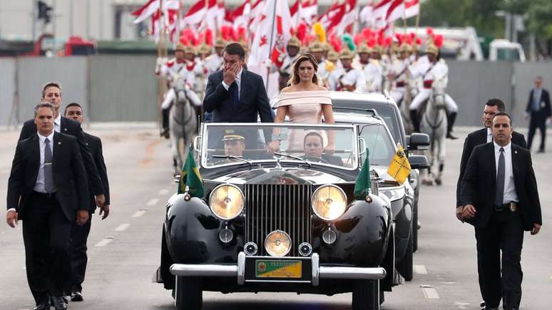 Em 2019, Jair Bolsonaro e primeira-dama Michelle Bolsonaro são transportados no Rolls-Royce presidencial na cerimônia de posse