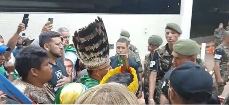 Extremistas tentaram entrar em área do Exército para cobrar ação contra Lula