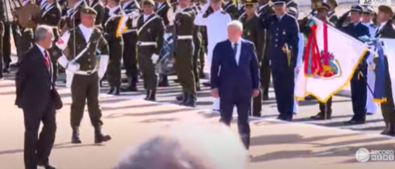 Momento em que as For&ccedil;as Armadas batem contin&ecirc;ncia ao presidente Lula