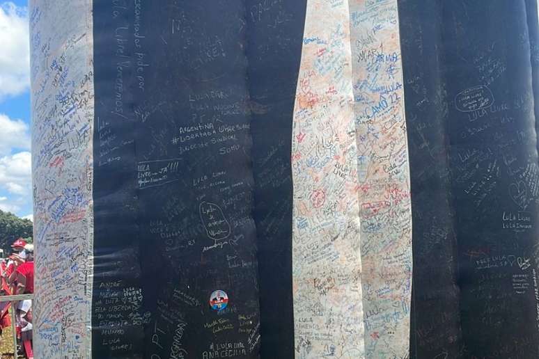 Assinaturas feitas por apoiadores no Lula inflável