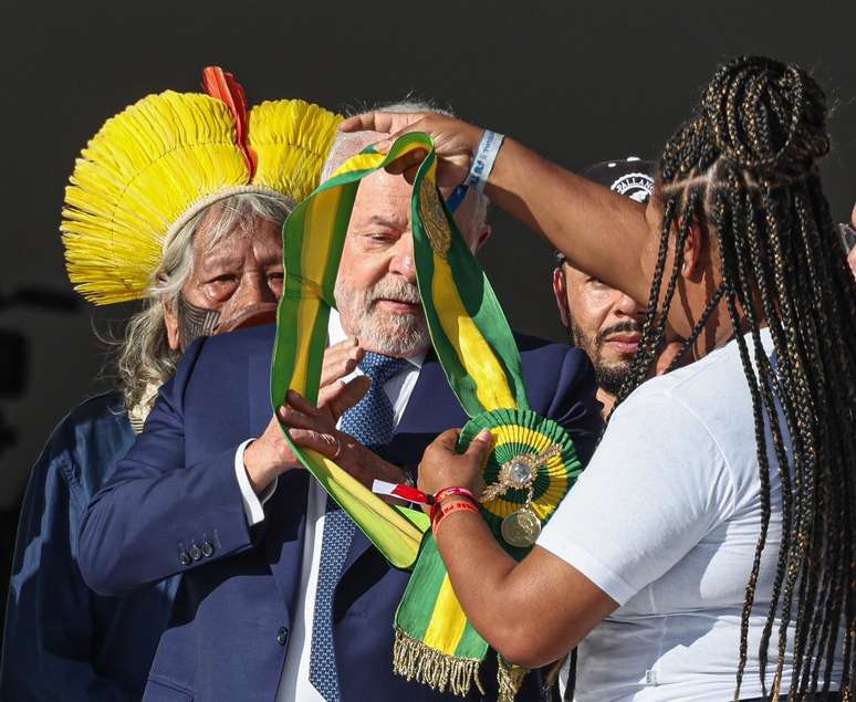 Aline Souza coloca a faixa em Lula na cerimônia de posse do novo presidente 