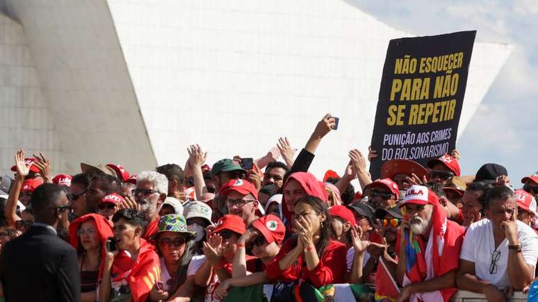 Na cerimônia de posse de Lula nesse domingo (1º), cartaz pede 'punição aos crimes do bolsonarismo'