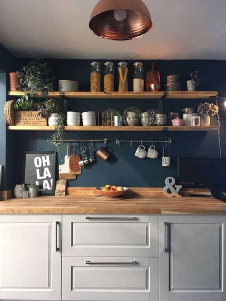 2. Decoração de cozinha com prateleira suspensa e parede azul – Foto: Hornsby Style Interiors