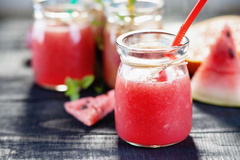 Suco antioxidante de morango e melancia – Foto: Shutterstock